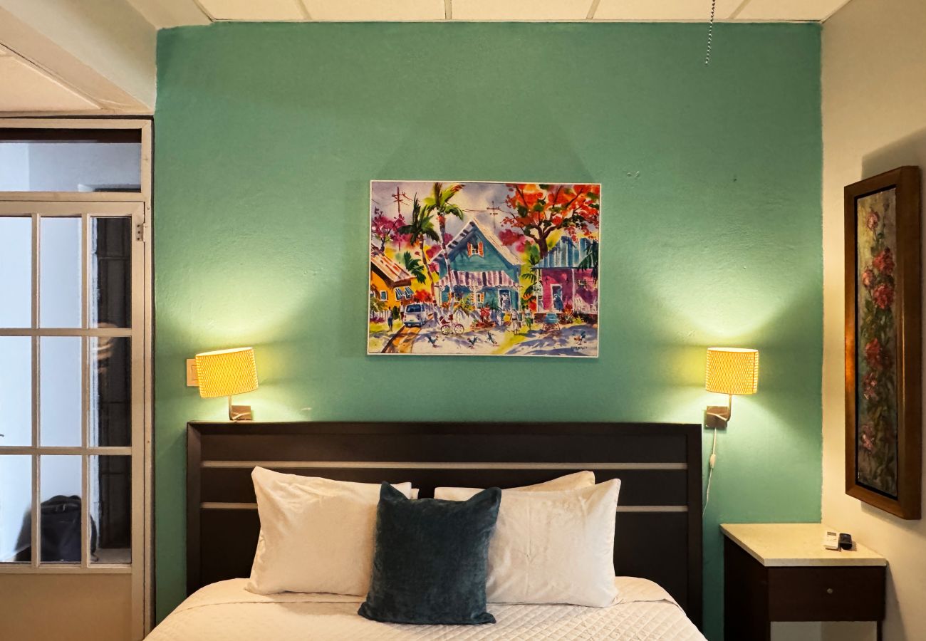 Studio in San Juan - Updated Condado Studio | King Bed & Prime Location