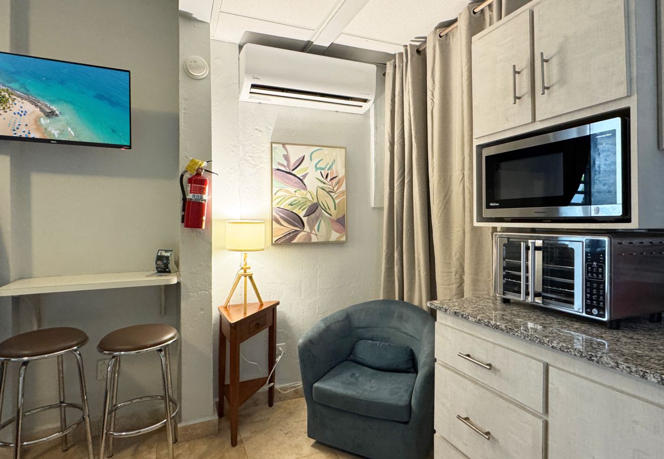 Studio in San Juan - Updated Condado Studio | King Bed & Prime Location