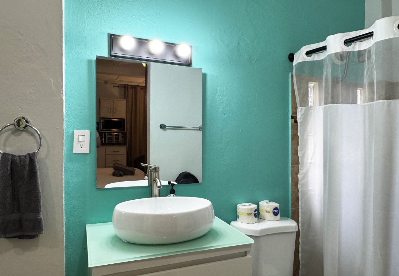 Studio in San Juan - Updated Condado Studio | King Bed & Prime Location