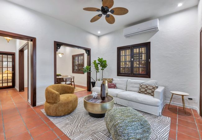 House in Santurce - Coastal Comfort: Spanish Villa Steps from the Sand