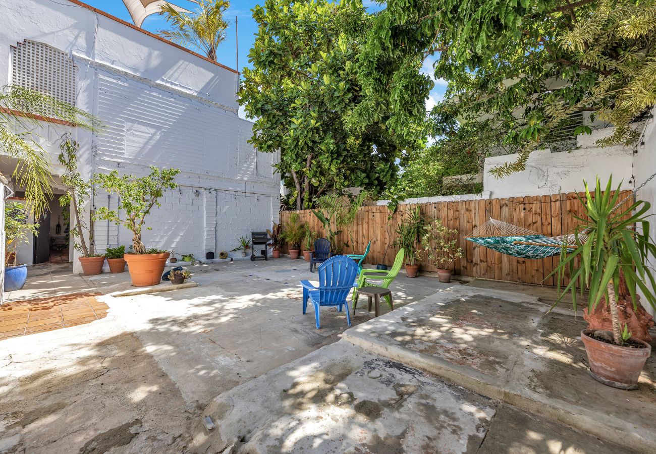 House in Santurce - Coastal Comfort: Spanish Villa Steps from the Sand