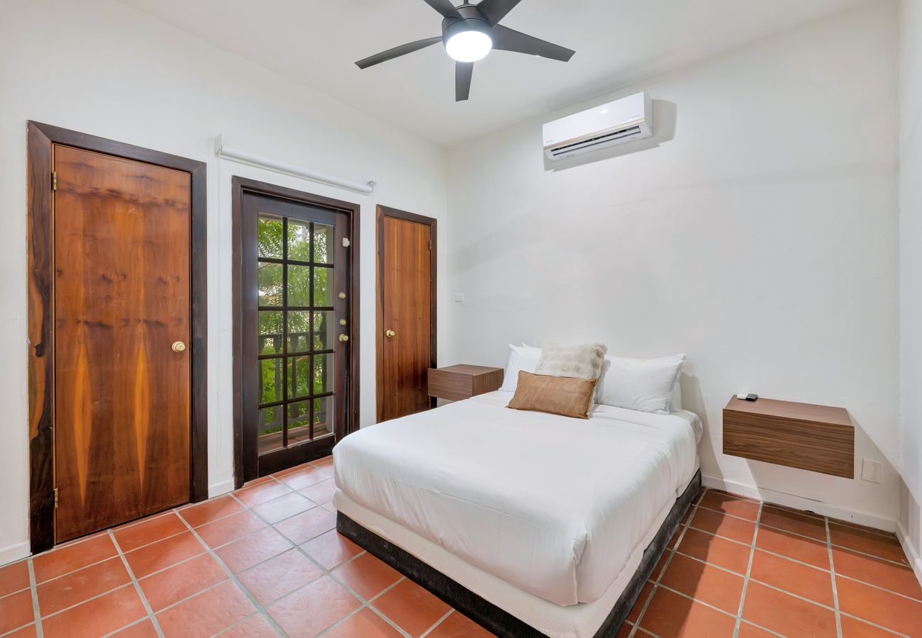 House in Santurce - Coastal Comfort: Spanish Villa Steps from the Sand