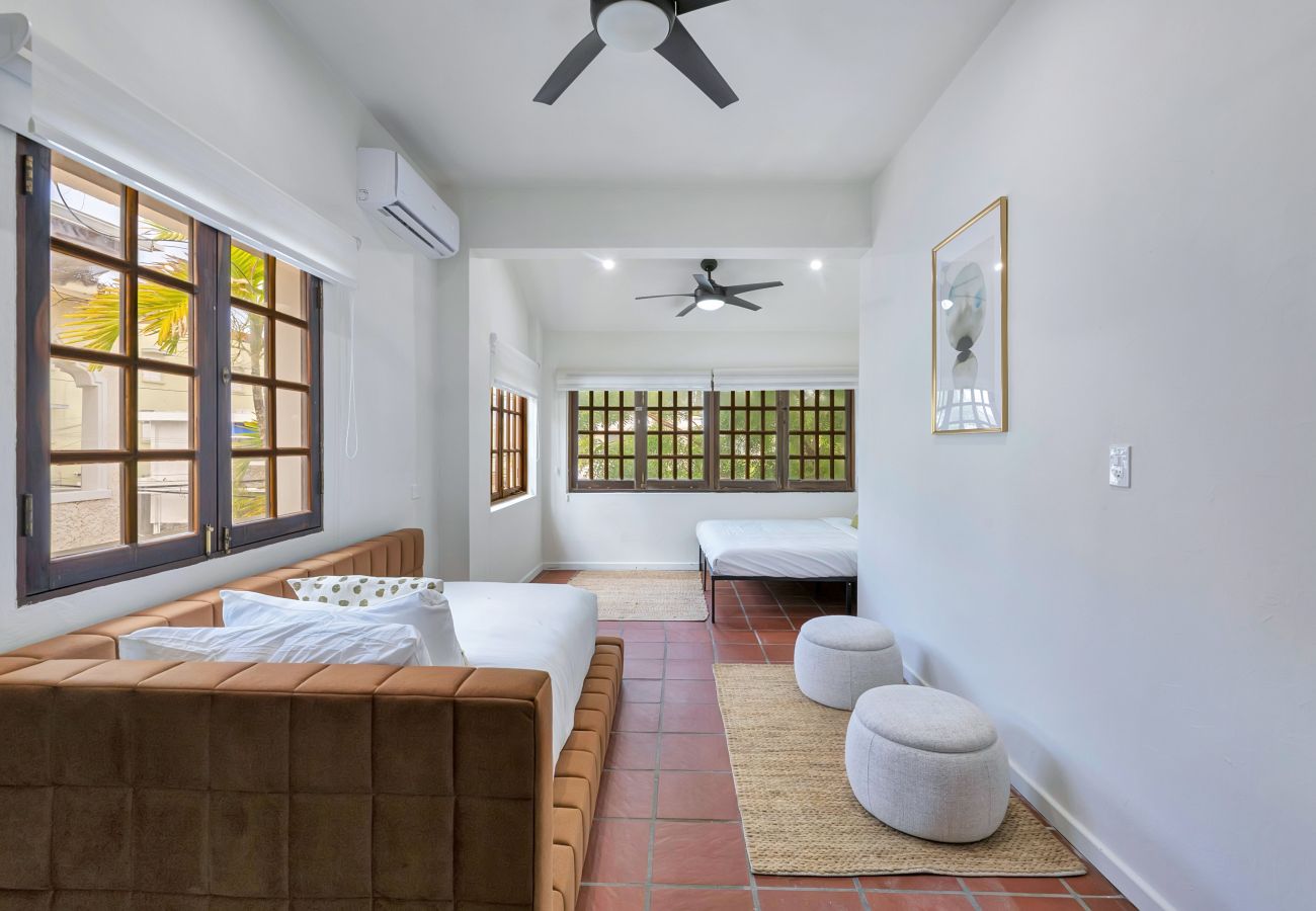 House in Santurce - Coastal Comfort: Spanish Villa Steps from the Sand