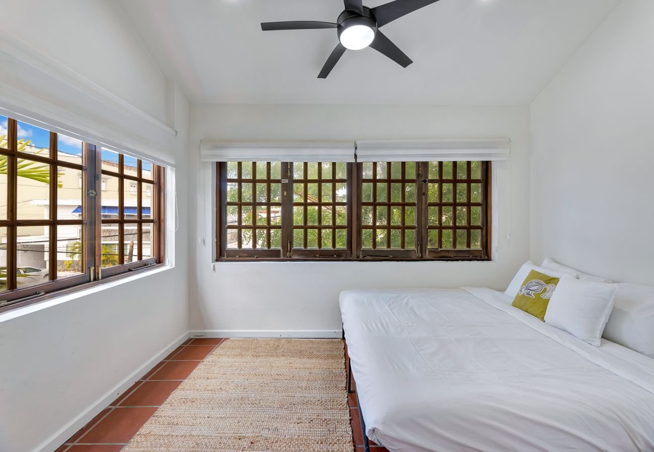 House in Santurce - Coastal Comfort: Spanish Villa Steps from the Sand