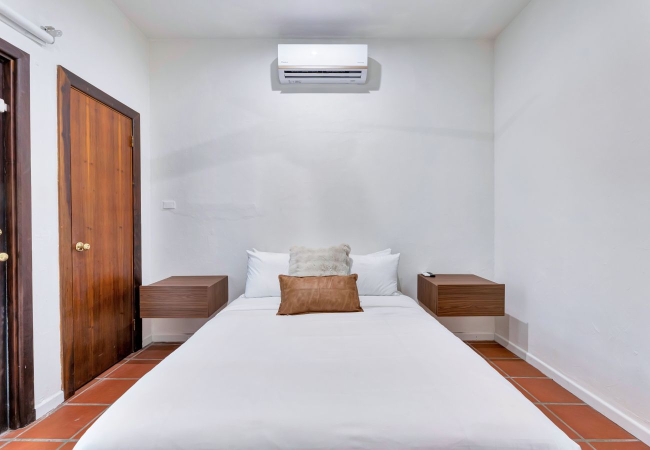 House in Santurce - Coastal Comfort: Spanish Villa Steps from the Sand