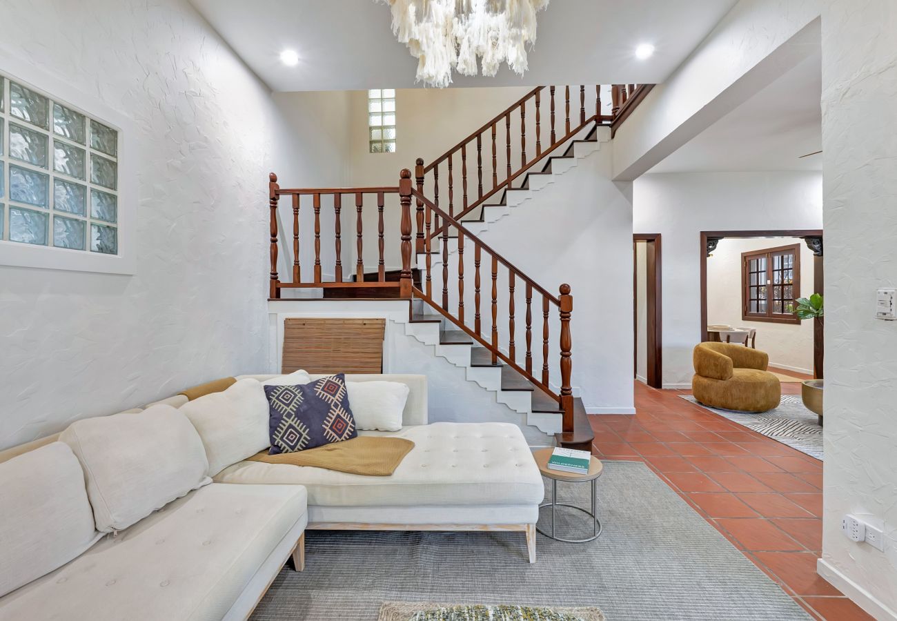 House in Santurce - Coastal Comfort: Spanish Villa Steps from the Sand