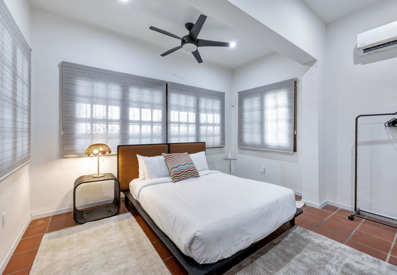 House in Santurce - Coastal Comfort: Spanish Villa Steps from the Sand