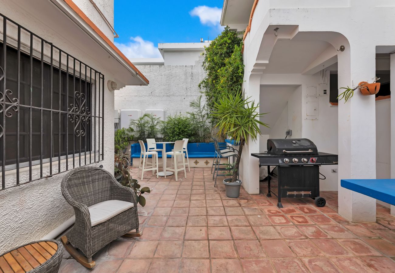 House in Santurce - Coastal Comfort: Spanish Villa Steps from the Sand