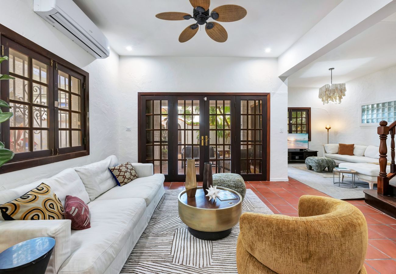 House in Santurce - Coastal Comfort: Spanish Villa Steps from the Sand