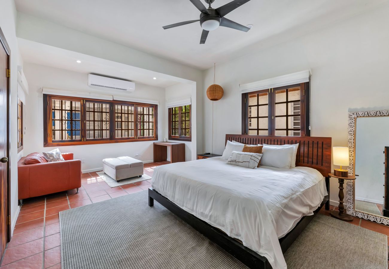 House in Santurce - Coastal Comfort: Spanish Villa Steps from the Sand