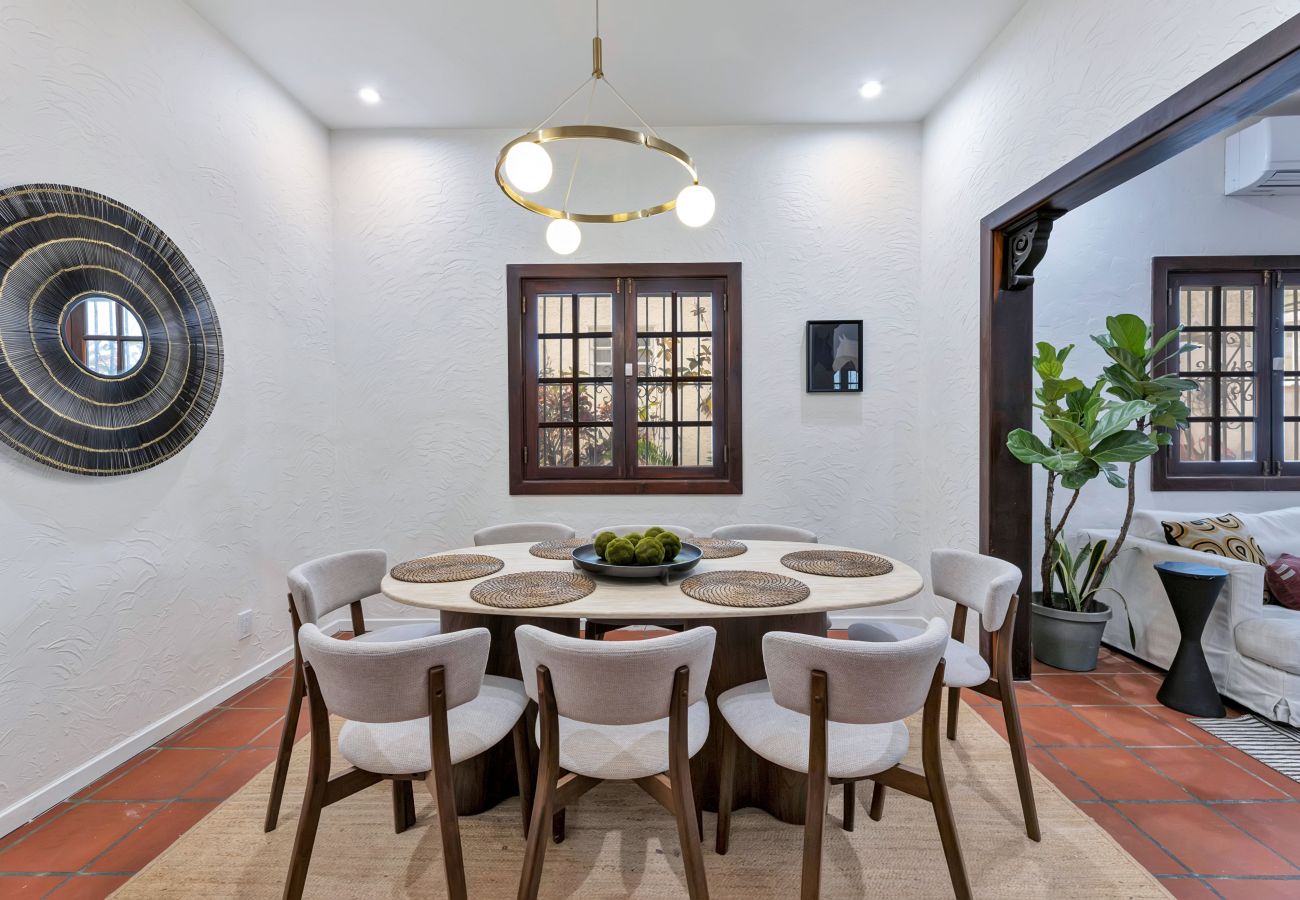 House in Santurce - Coastal Comfort: Spanish Villa Steps from the Sand