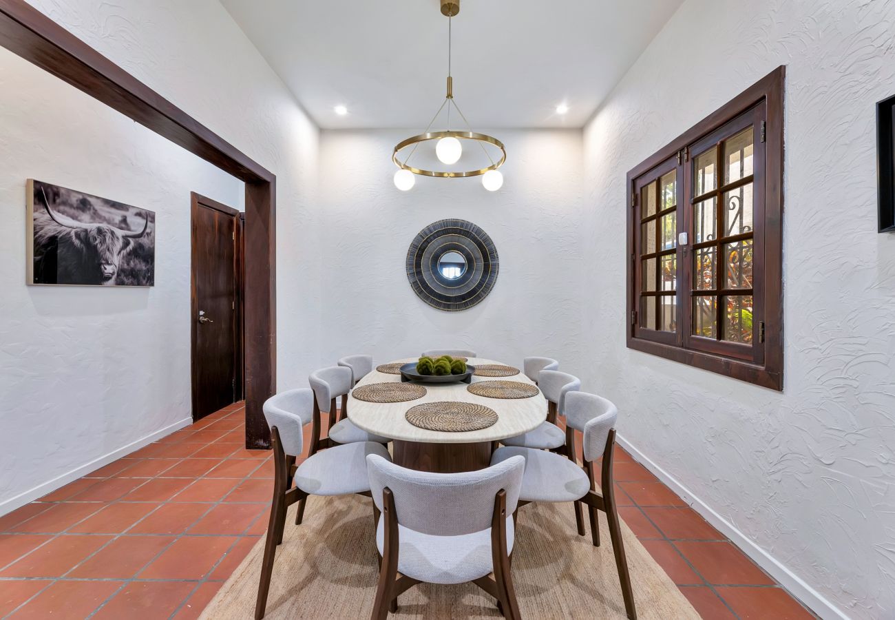 House in Santurce - Coastal Comfort: Spanish Villa Steps from the Sand