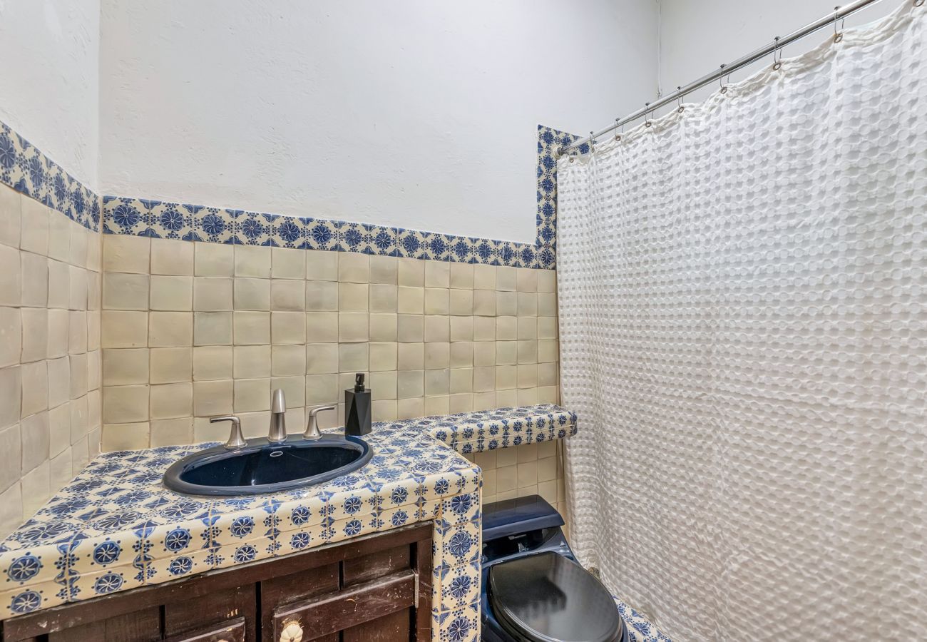 House in Santurce - Coastal Comfort: Spanish Villa Steps from the Sand