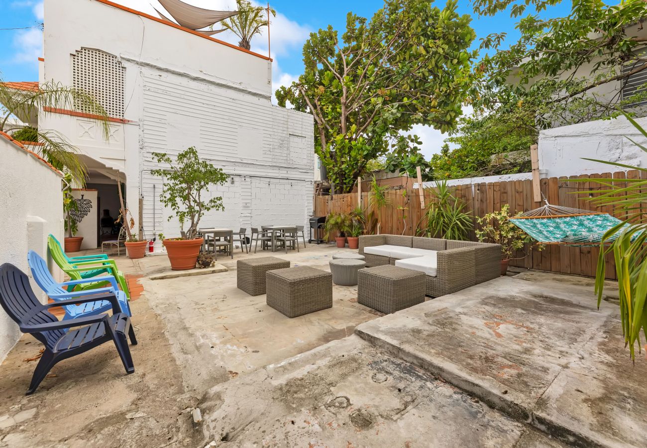 House in Santurce - Coastal Comfort: Spanish Villa Steps from the Sand