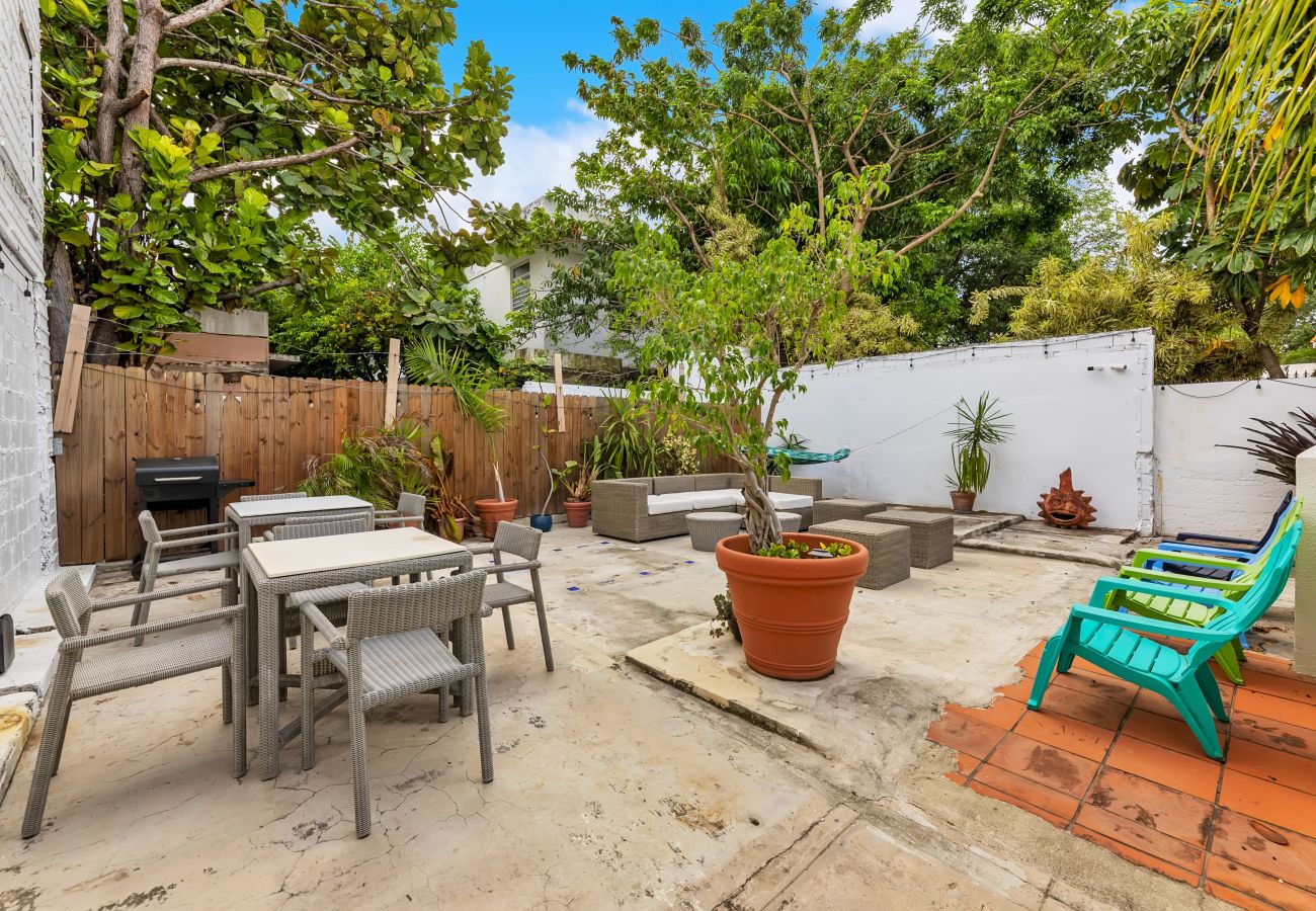 House in Santurce - Coastal Comfort: Spanish Villa Steps from the Sand
