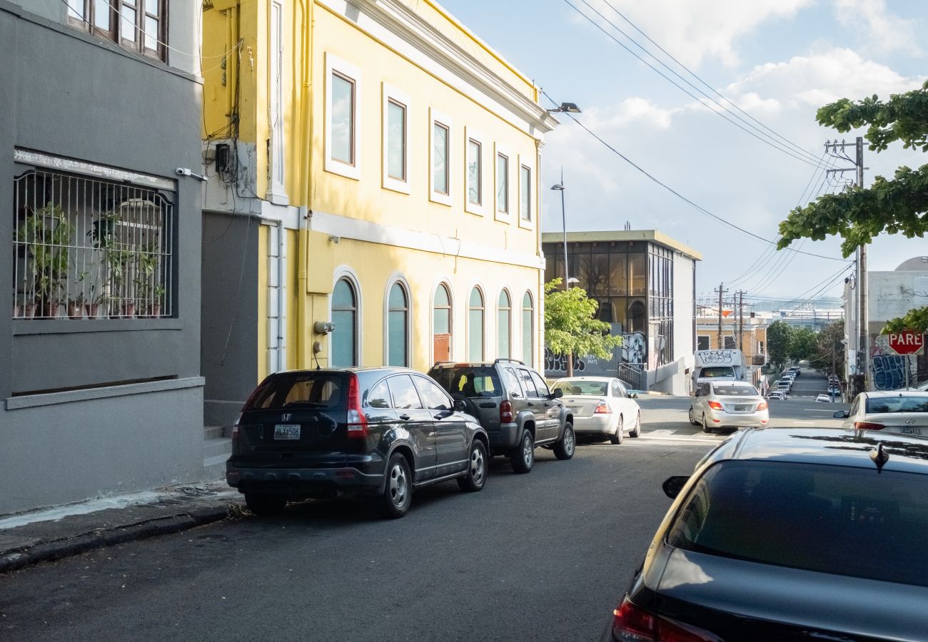 Apartment in San Juan - Seaside Caribbean Comfort: Between Beach and City