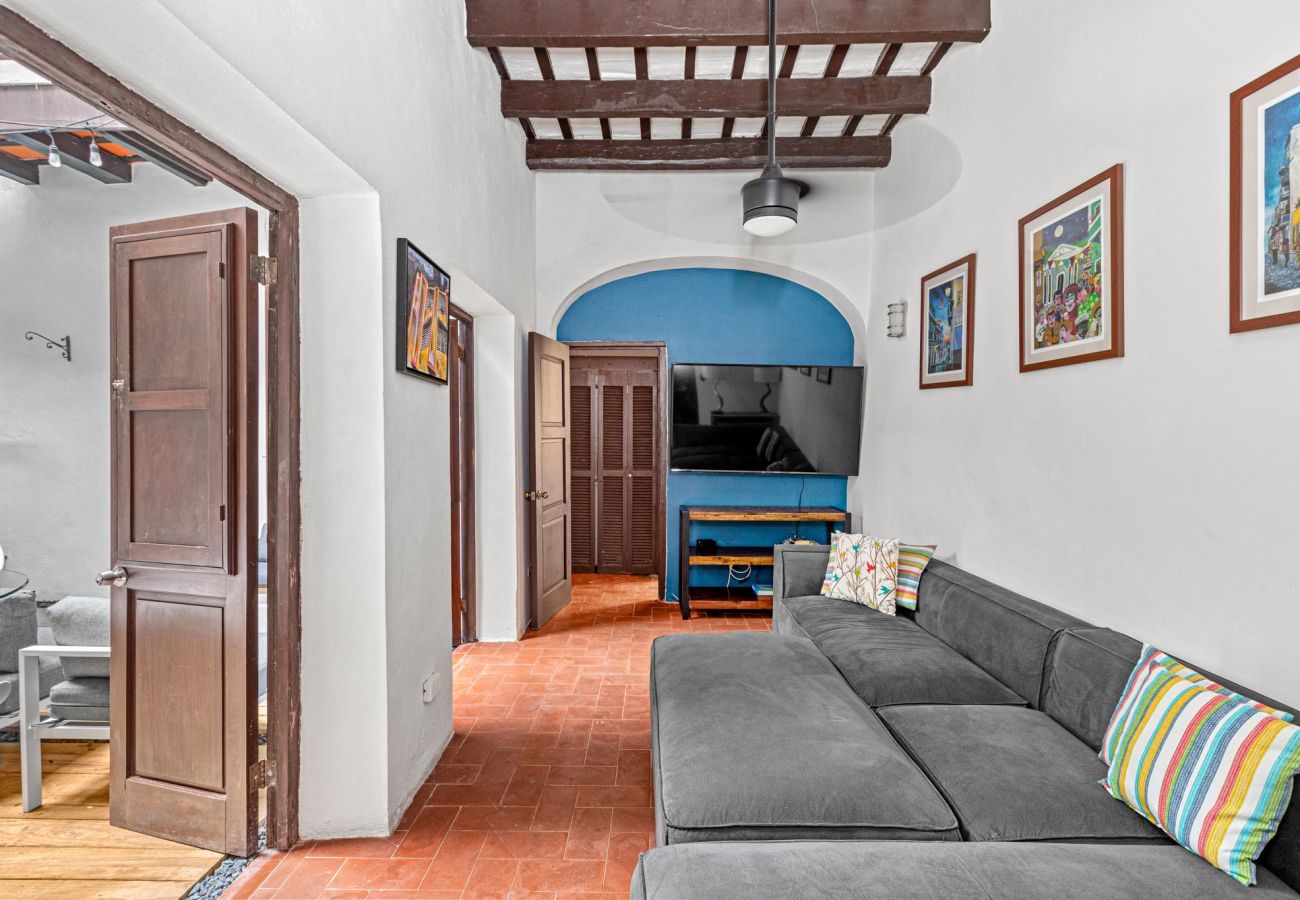 Apartment in San Juan - Colonial Villa Just Remodeled 2 floors Indoor Patio & Tub  Next to San Sebastian St.