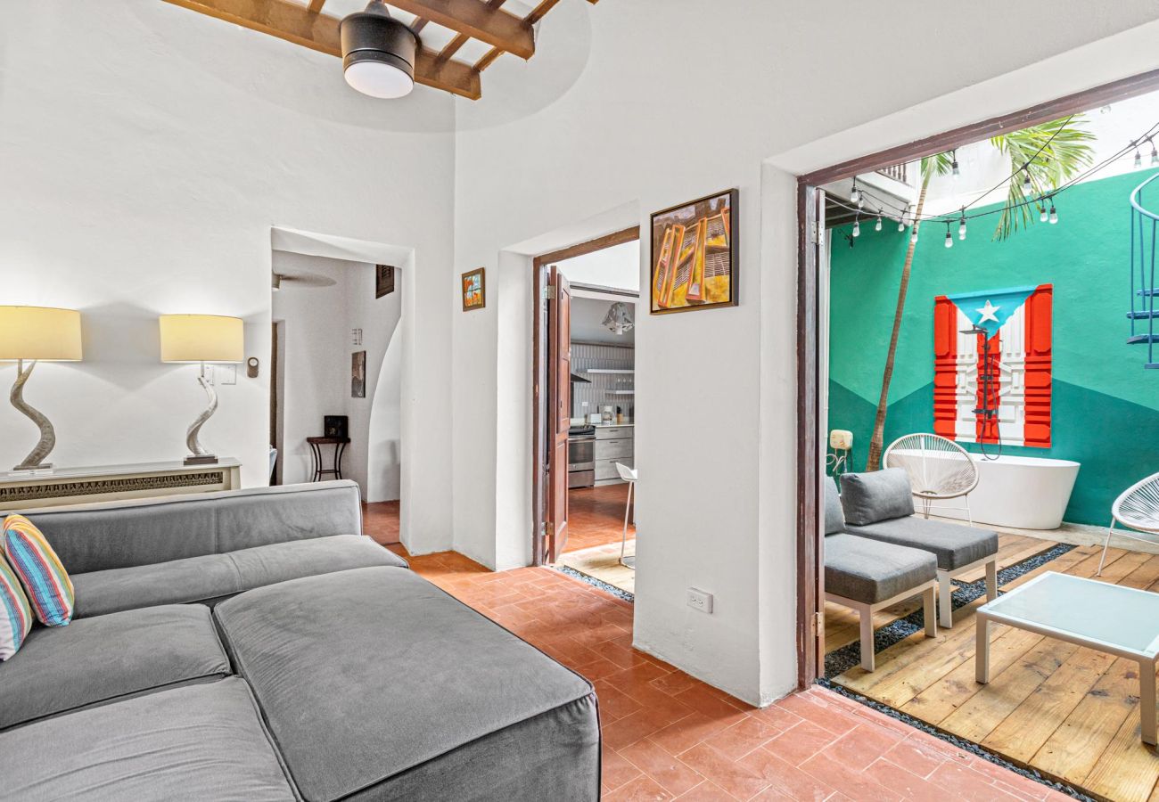 Apartment in San Juan - Colonial Villa Just Remodeled 2 floors Indoor Patio & Tub  Next to San Sebastian St.