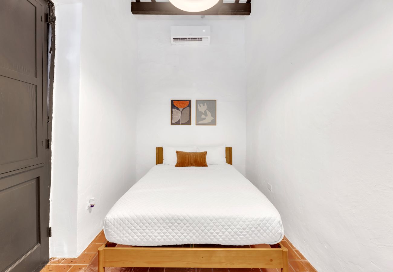 Apartment in San Juan - Colonial Villa Just Remodeled 2 floors Indoor Patio & Tub  Next to San Sebastian St.