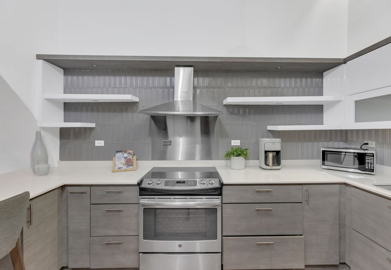 Apartment in San Juan - Colonial Villa Just Remodeled 2 floors Indoor Patio & Tub  Next to San Sebastian St.