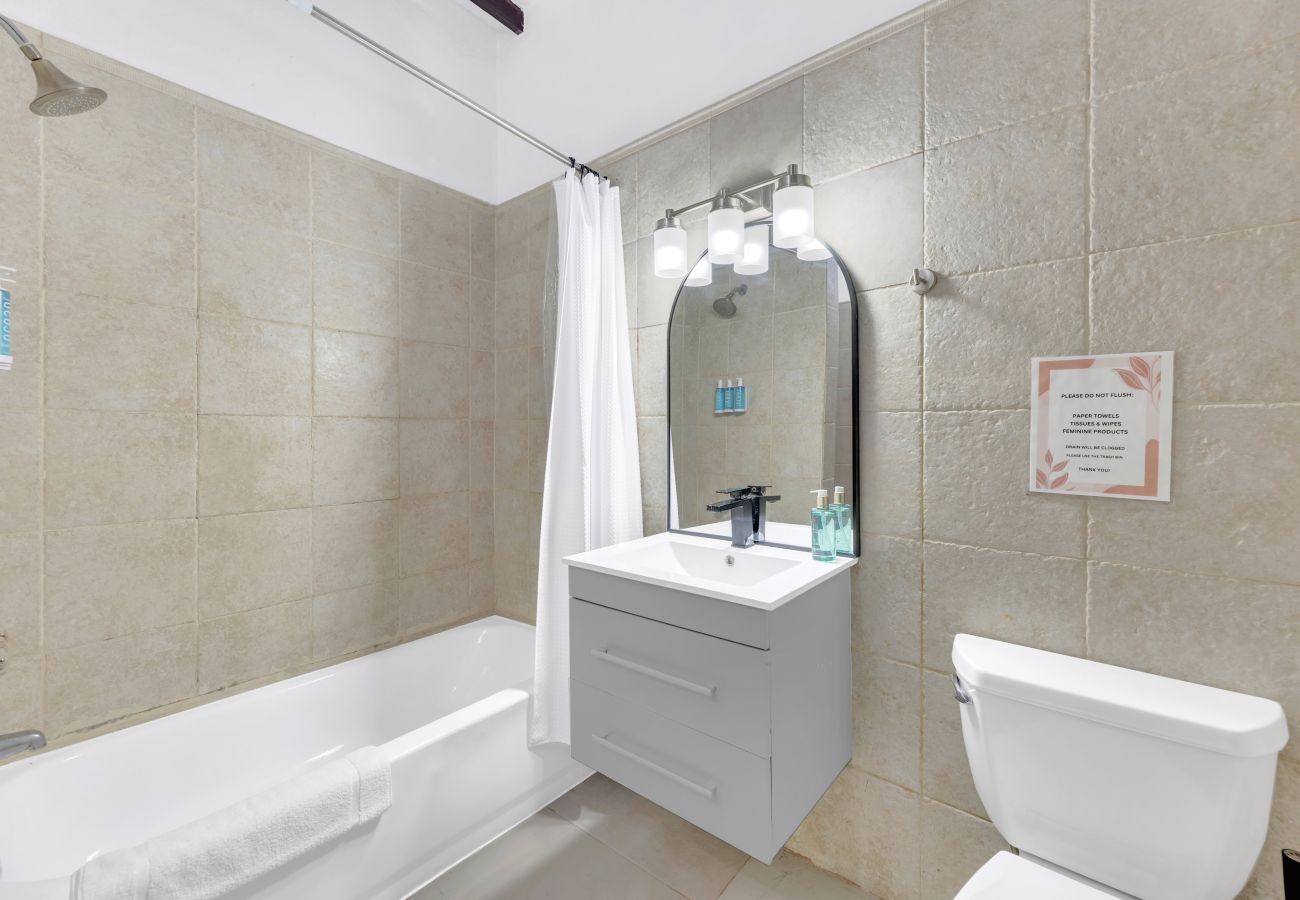 Apartment in San Juan - Colonial Villa Just Remodeled 2 floors Indoor Patio & Tub  Next to San Sebastian St.