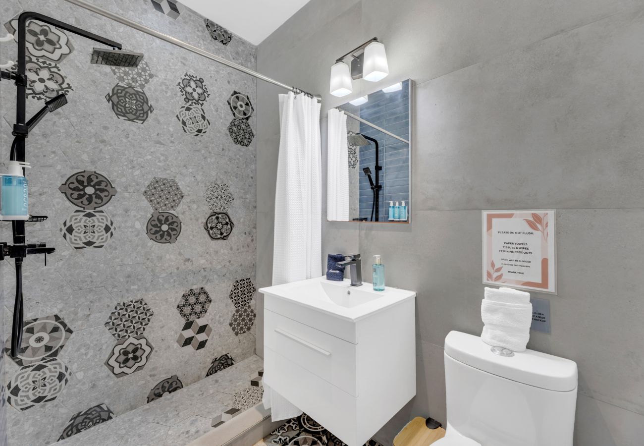 Apartment in San Juan - Colonial Villa Just Remodeled 2 floors Indoor Patio & Tub  Next to San Sebastian St.