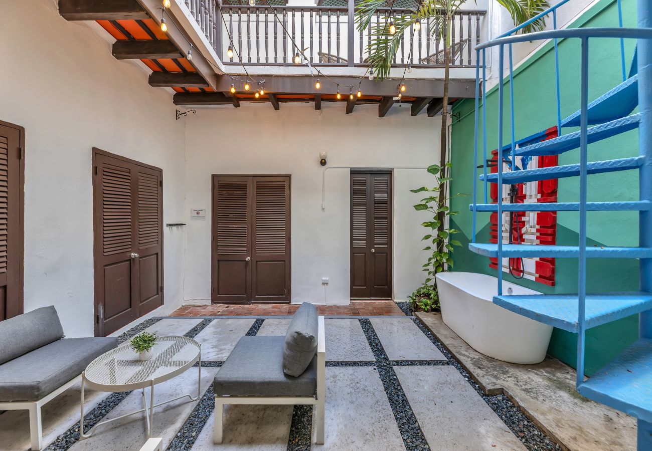 Apartment in San Juan - Colonial Villa Just Remodeled 2 floors Indoor Patio & Tub  Next to San Sebastian St.