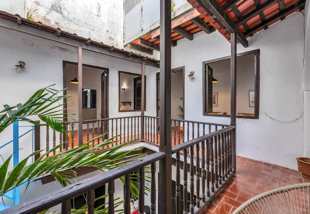 Apartment in San Juan - Colonial Villa Just Remodeled 2 floors Indoor Patio & Tub  Next to San Sebastian St.