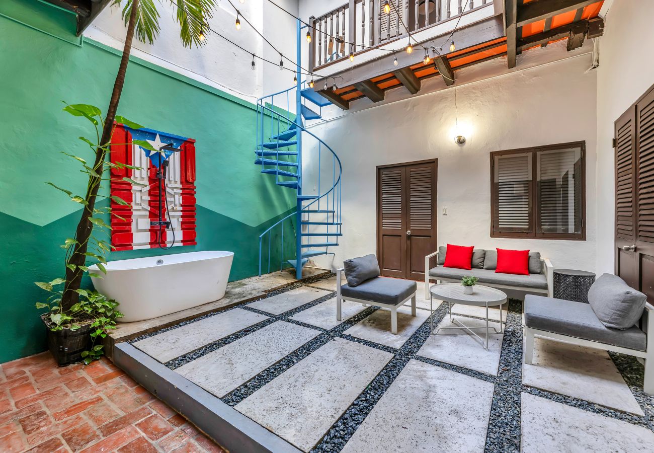 Apartment in San Juan - Colonial Villa Just Remodeled 2 floors Indoor Patio & Tub  Next to San Sebastian St.