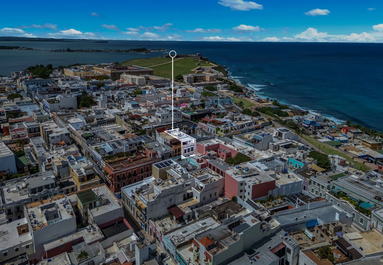 Apartment in San Juan - Colonial Villa Just Remodeled 2 floors Indoor Patio & Tub  Next to San Sebastian St.