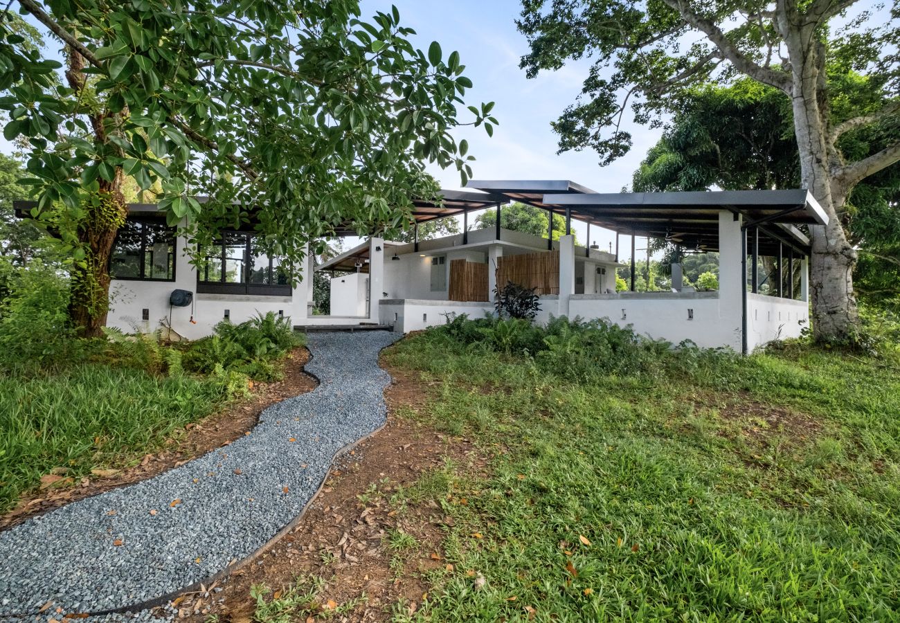 House in Ciales - Casa Algarrobo relaxing farm stay in Puerto Rico