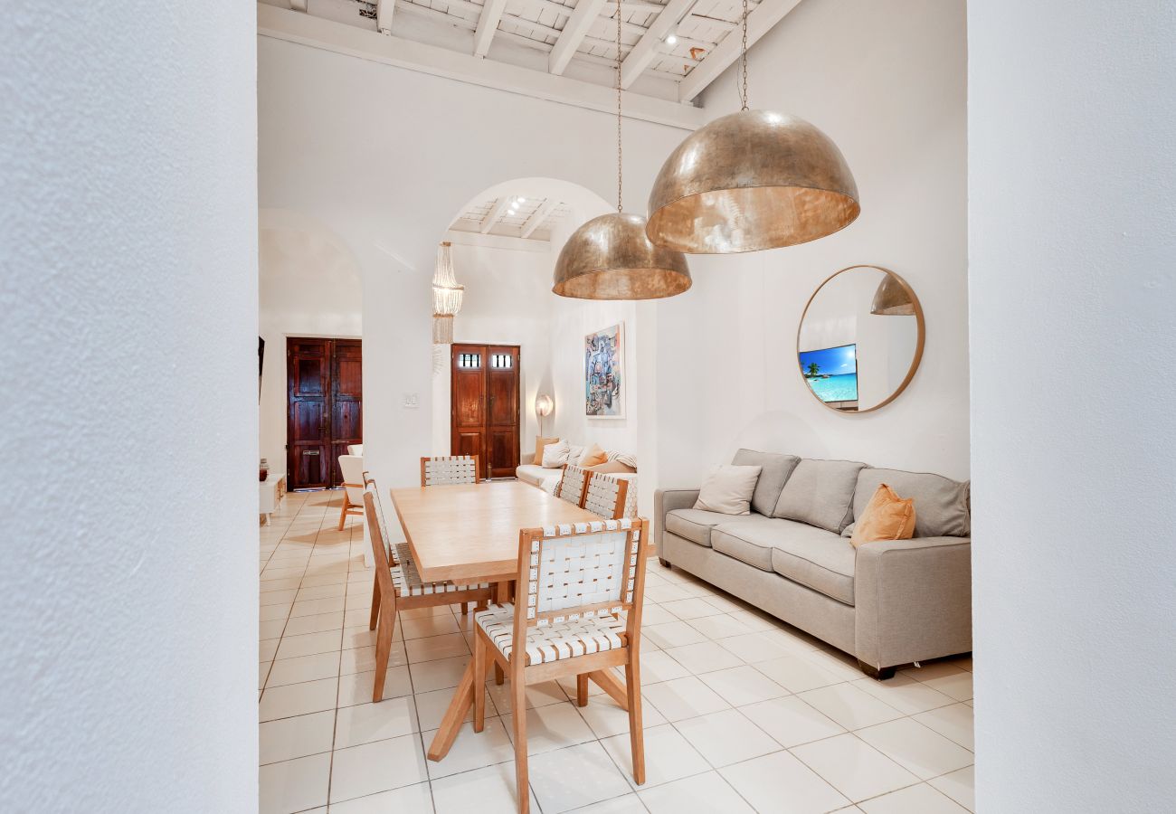 House in San Juan - Spacious Colonial Gem with Artistic Flair OSJ