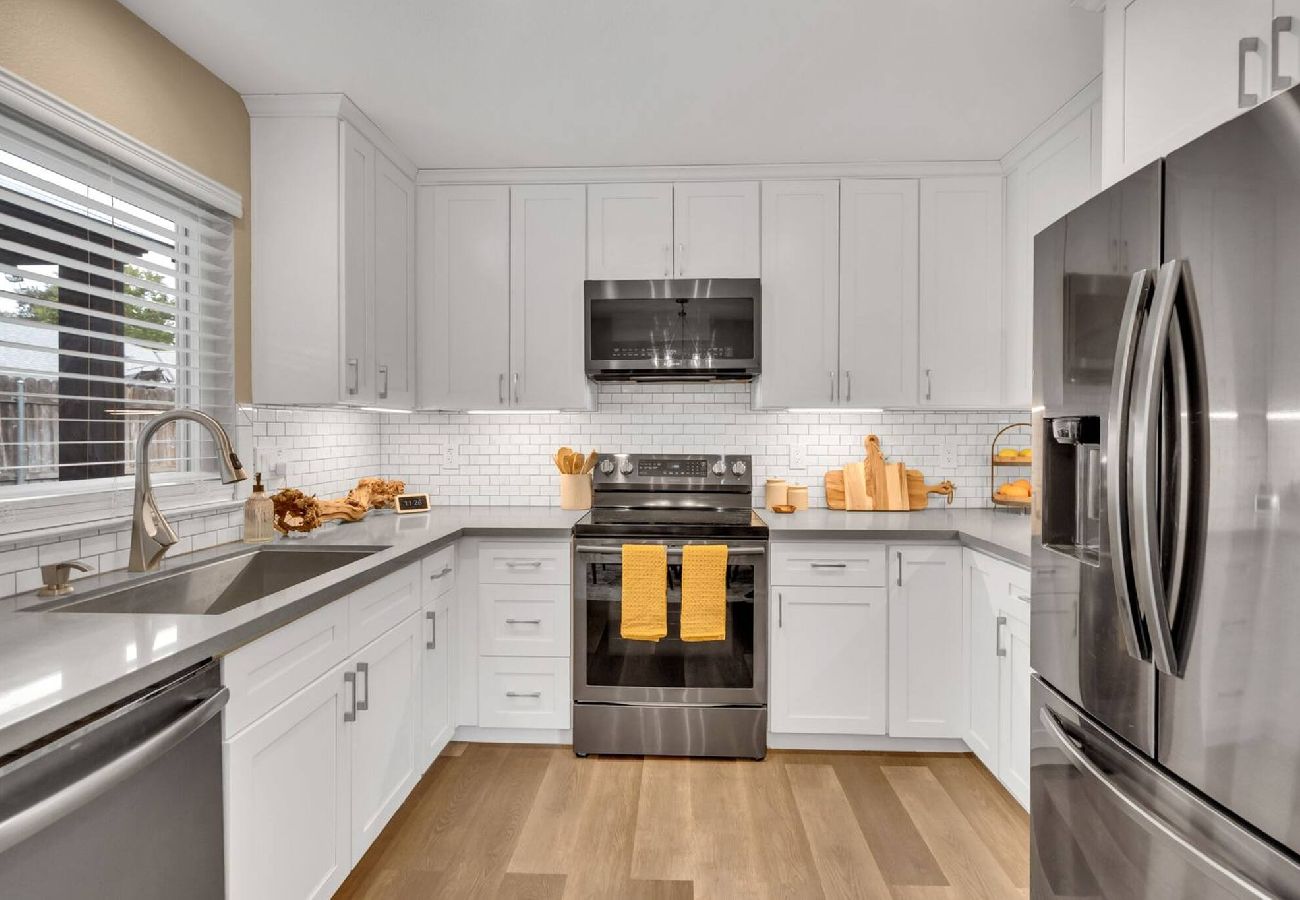 House in Sacramento - Home 4 miles to Downtown & 9 miles to Airport 