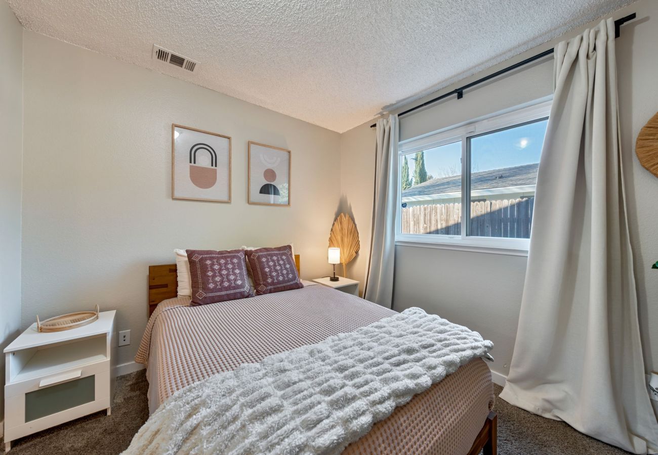 House in Sacramento - Home 4 miles to Downtown & 9 miles to Airport 