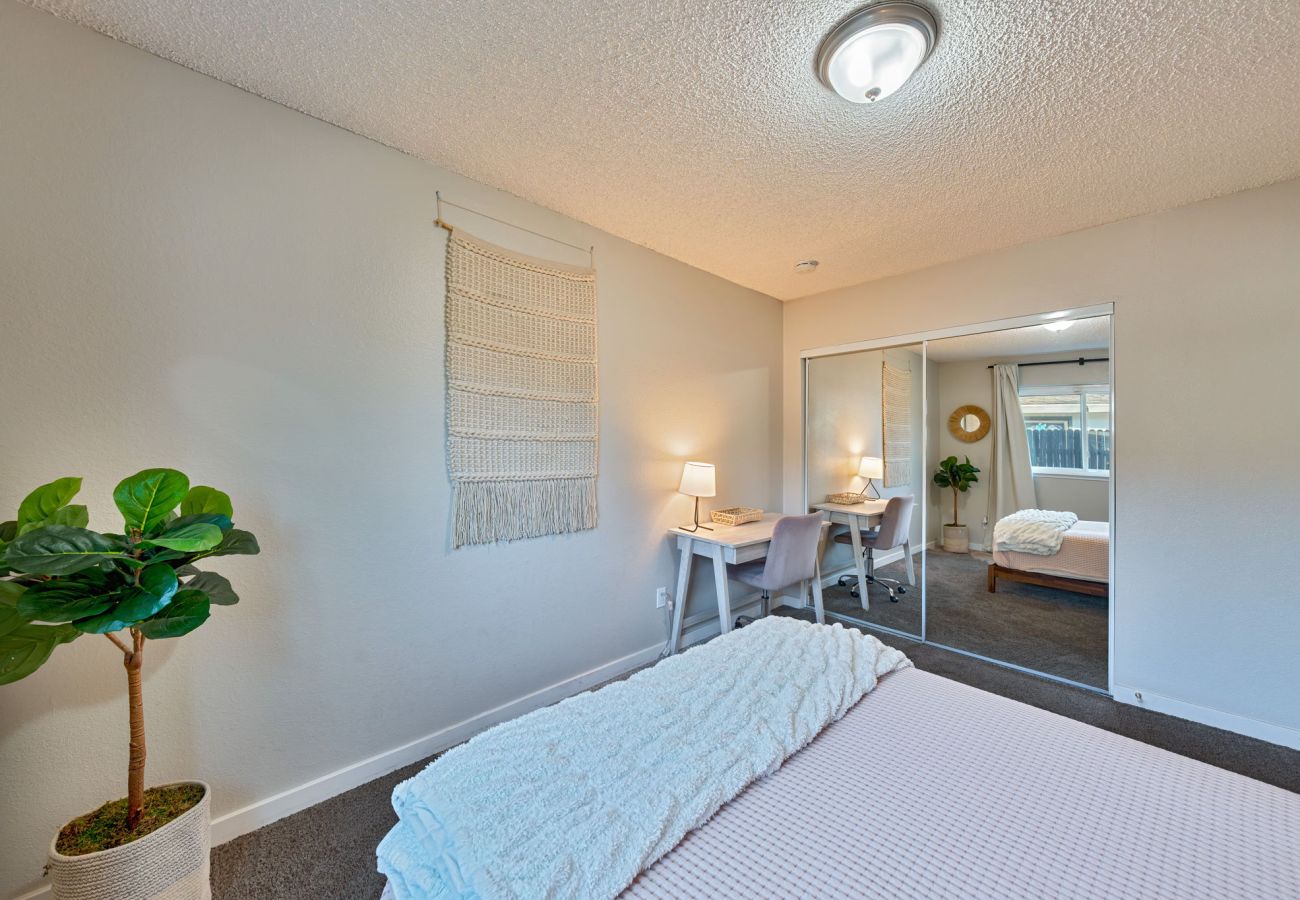 House in Sacramento - Home 4 miles to Downtown & 9 miles to Airport 