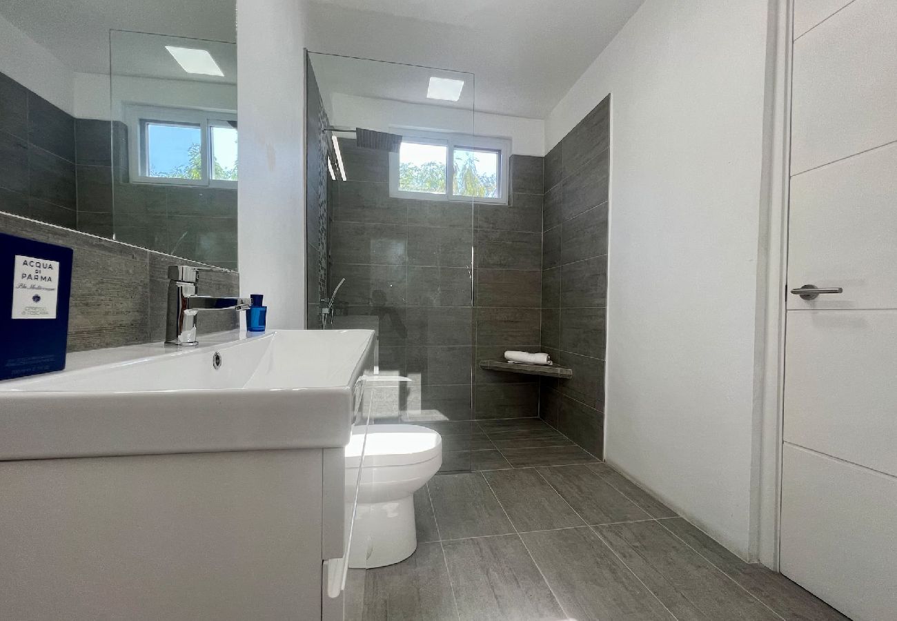 Apartment in White House - Whitehouse 2-Bed Apartment Sea View Balcony