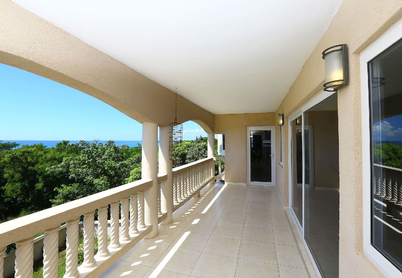 House in White House - Spacious 4-Bedroom Penthouse | Stunning sea views! 