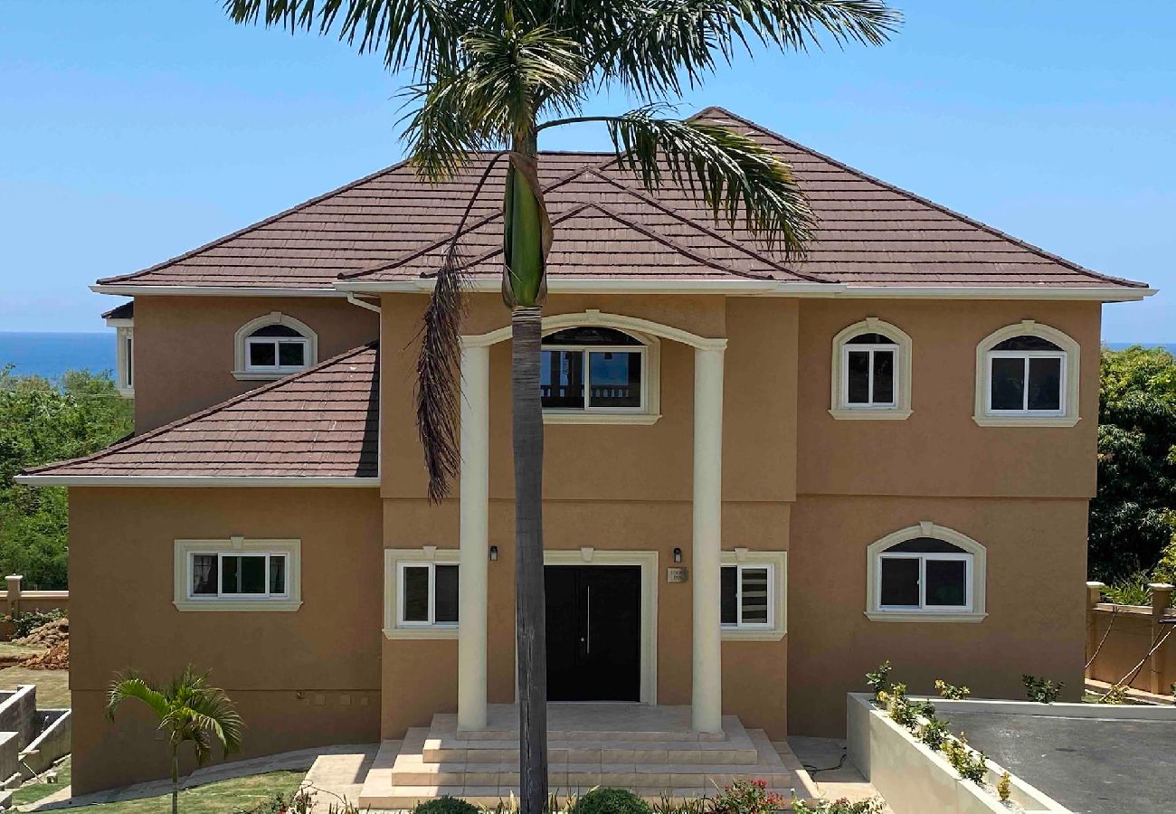 House in White House - Spacious 4-Bedroom Penthouse | Stunning sea views! 