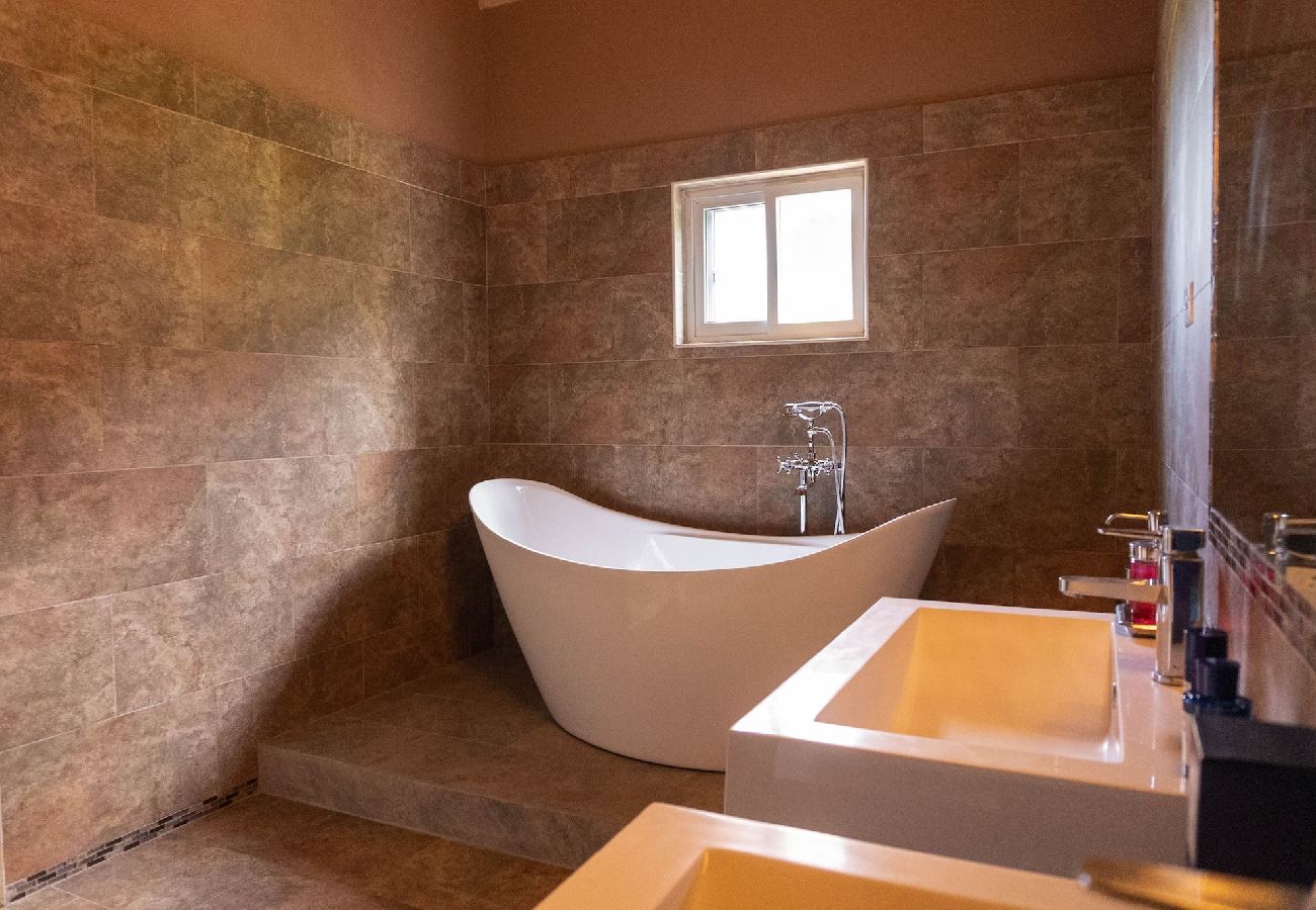 House in White House - Spacious 4-Bedroom Penthouse | Stunning sea views! 