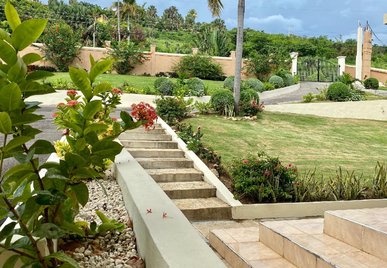 House in White House - Spacious 4-Bedroom Penthouse | Stunning sea views! 