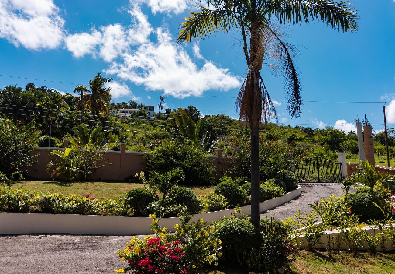 House in White House - Spacious 4-Bedroom Penthouse | Stunning sea views! 