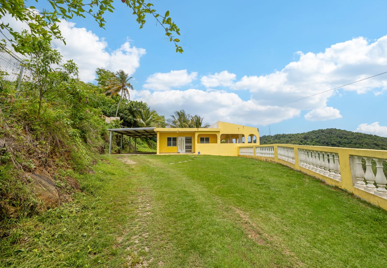 House in Fajardo - Hilltop Getaway with Huge Terrace 