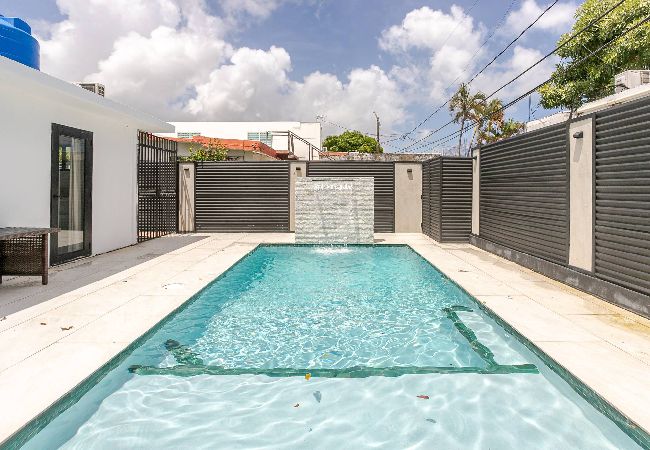 House in Carolina - Lux Gem~Mins to SJU~Pool~Tesla Solar~No Blackouts 