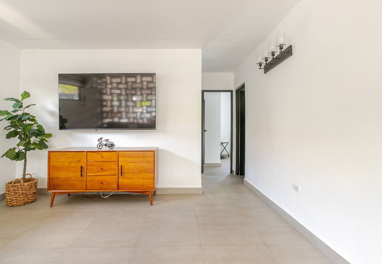 House in Carolina - Lux Gem~Mins to SJU~Pool~Tesla Solar~No Blackouts 