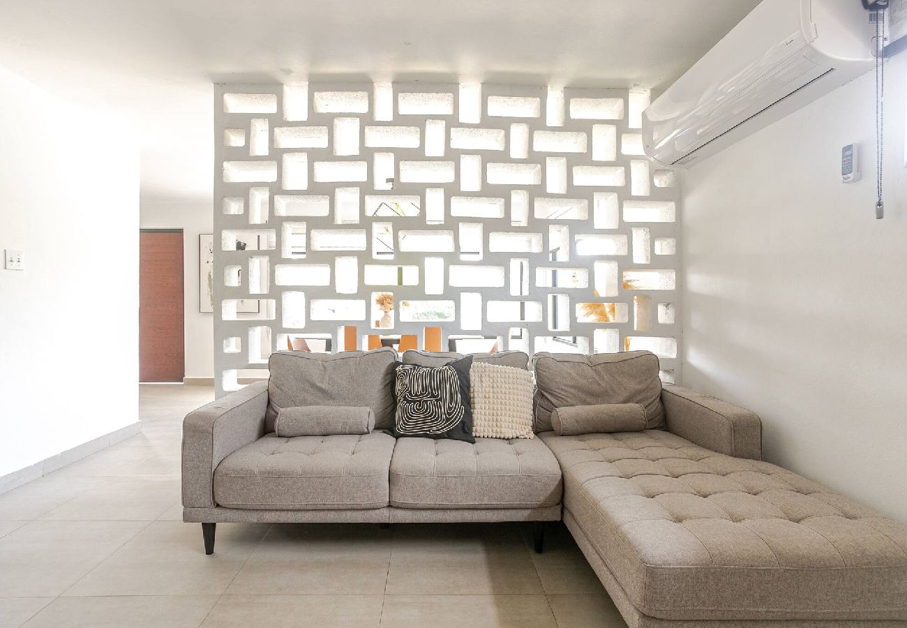 House in Carolina - Lux Gem~Mins to SJU~Pool~Tesla Solar~No Blackouts 