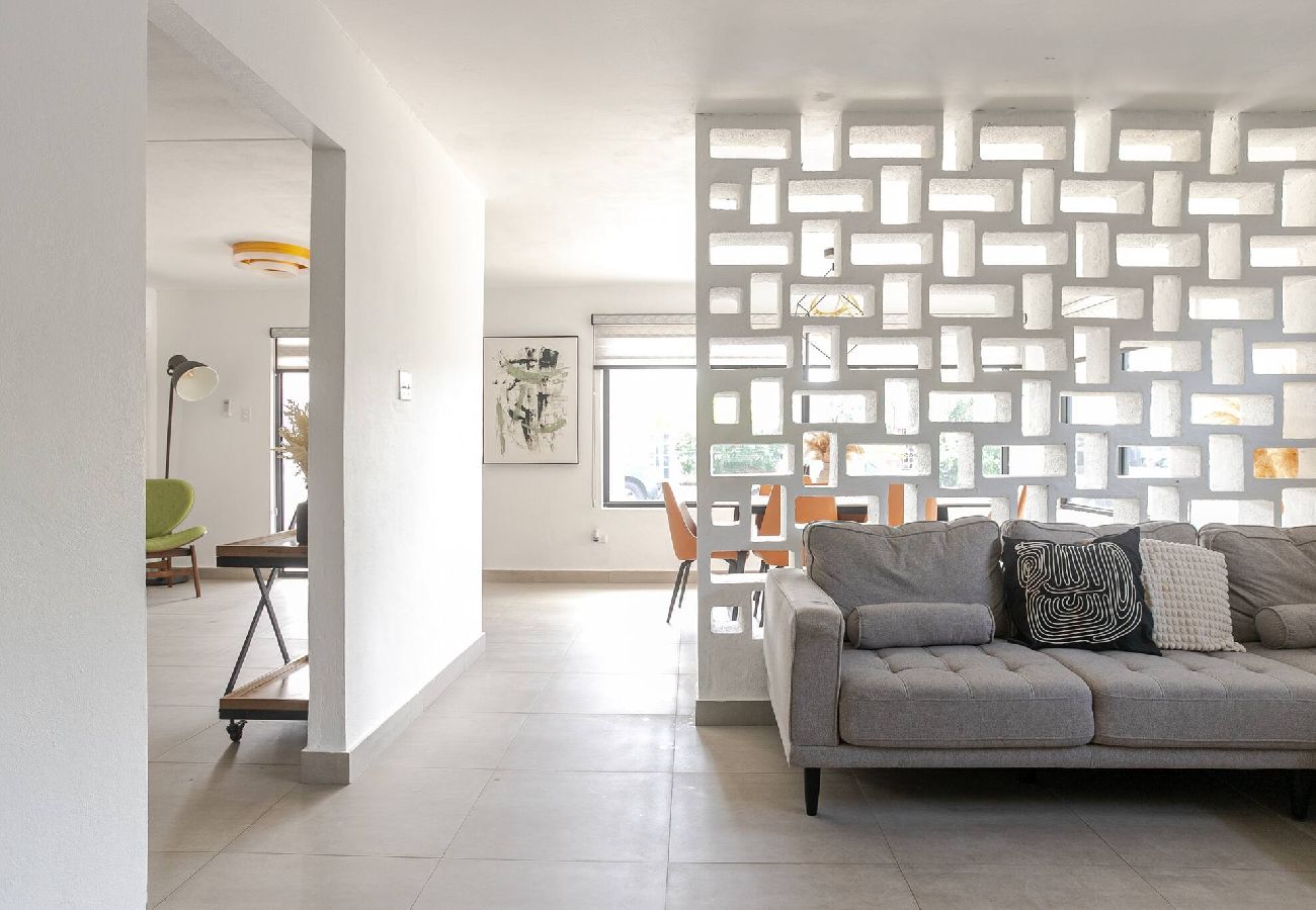 House in Carolina - Lux Gem~Mins to SJU~Pool~Tesla Solar~No Blackouts 