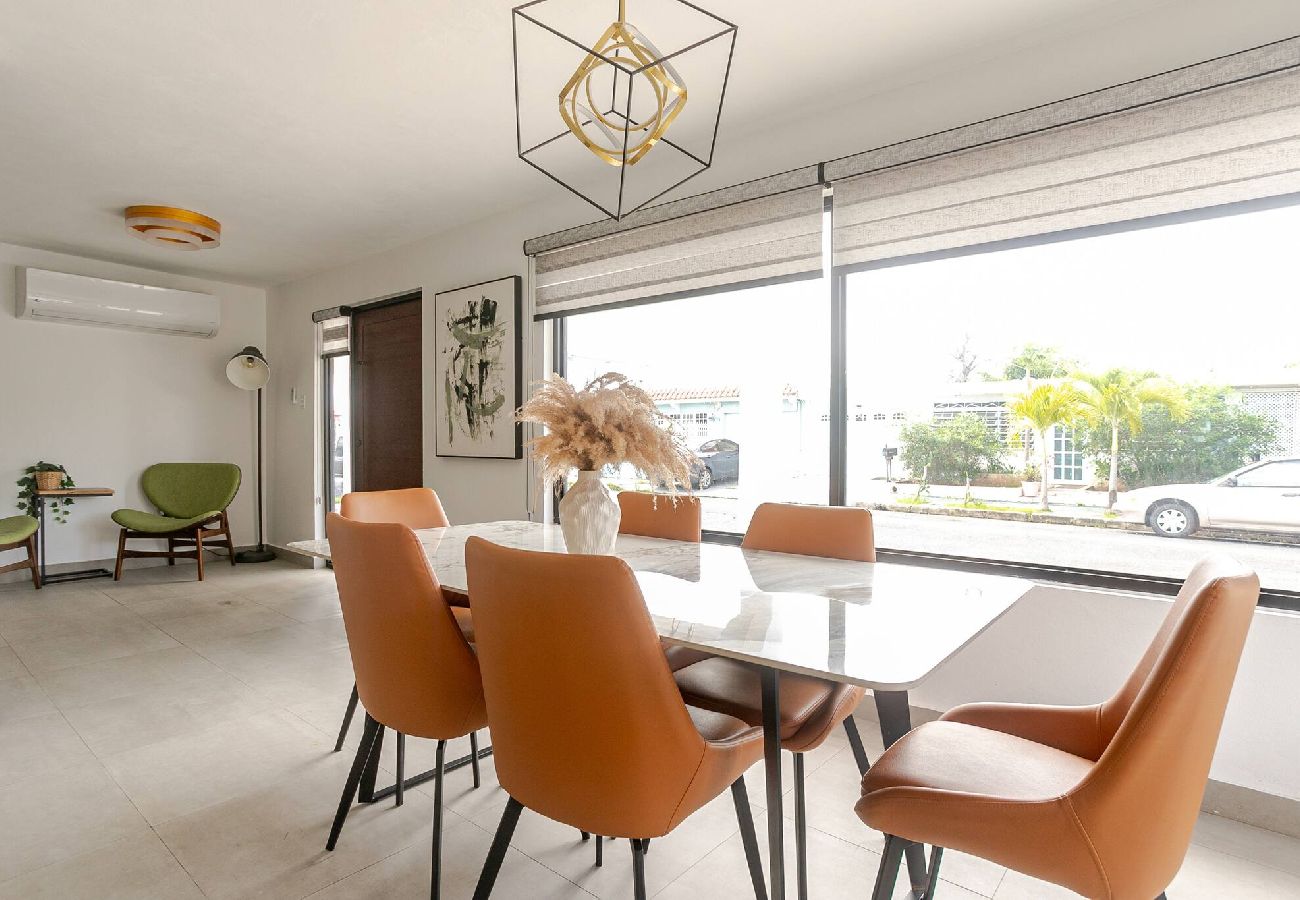 House in Carolina - Lux Gem~Mins to SJU~Pool~Tesla Solar~No Blackouts 