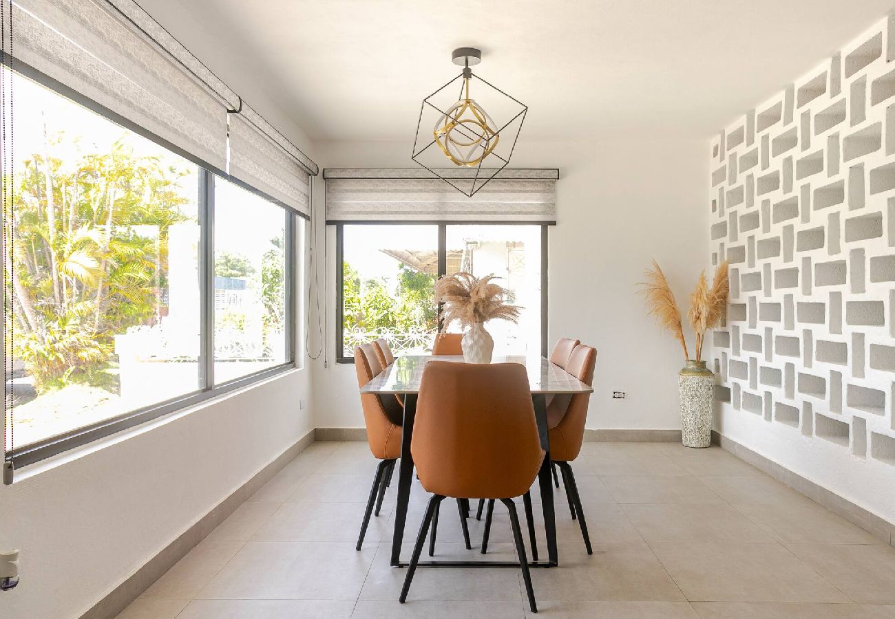 House in Carolina - Lux Gem~Mins to SJU~Pool~Tesla Solar~No Blackouts 