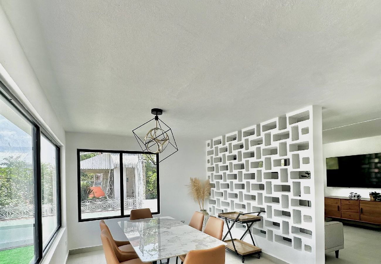 House in Carolina - Lux Gem~Mins to SJU~Pool~Tesla Solar~No Blackouts 