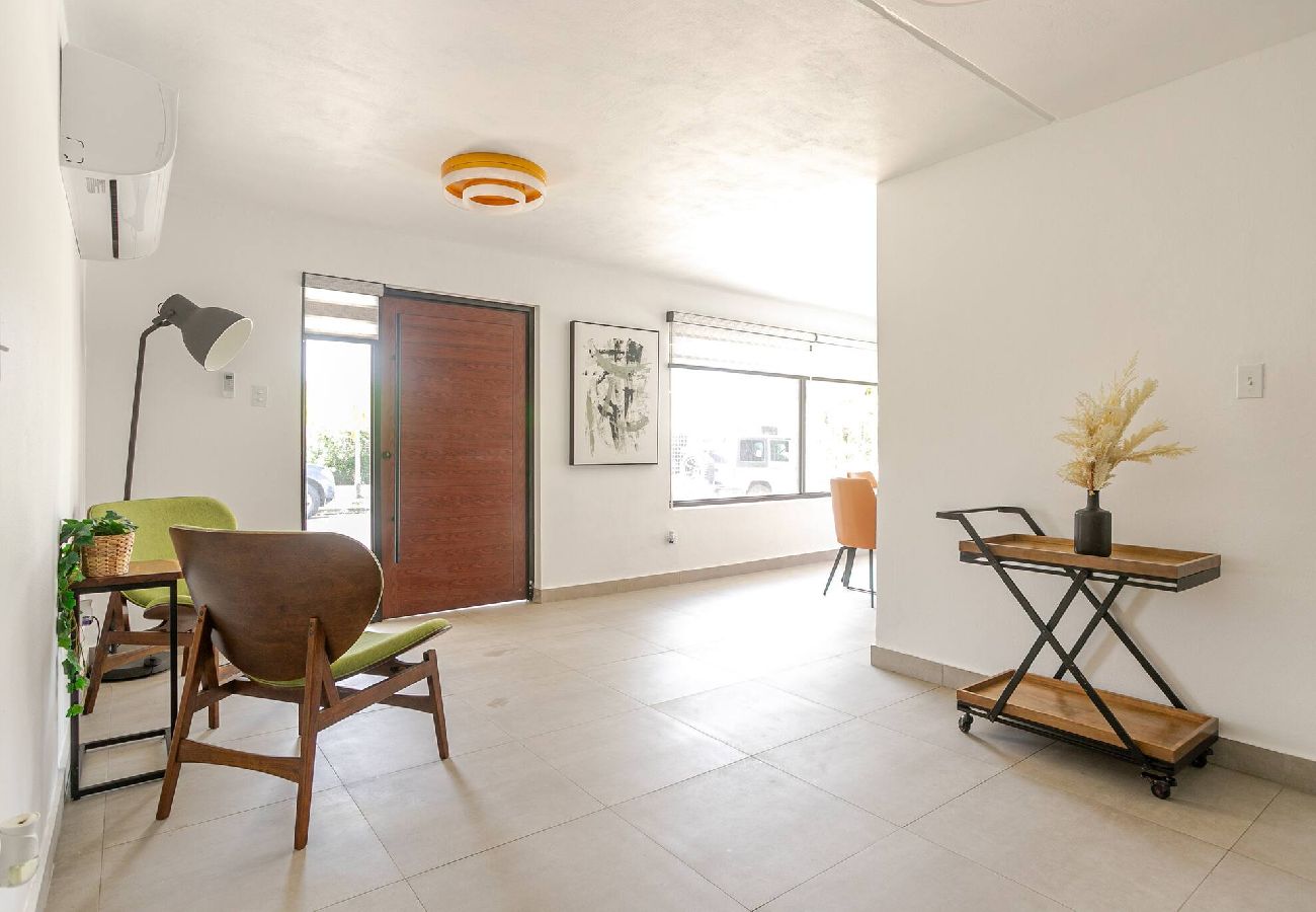 House in Carolina - Lux Gem~Mins to SJU~Pool~Tesla Solar~No Blackouts 